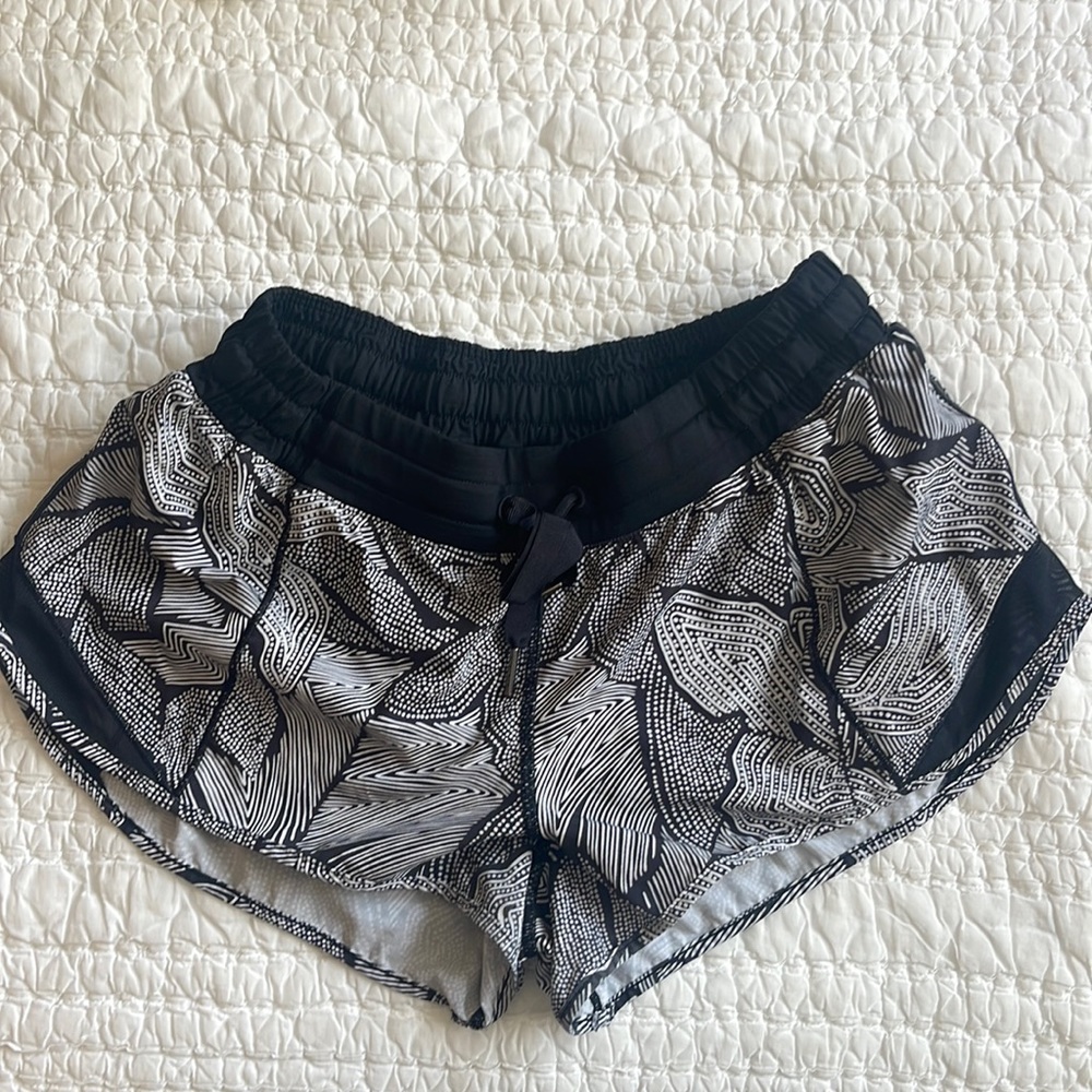 Lululemon Black & White Patterned Hotty Hot Low-Rise Lined Short 2.5" size 8